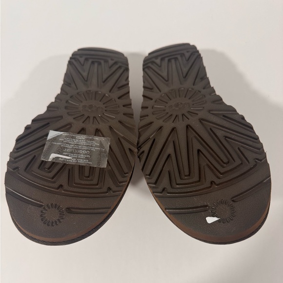 UGG Classic Slipper - Picture 6 of 7